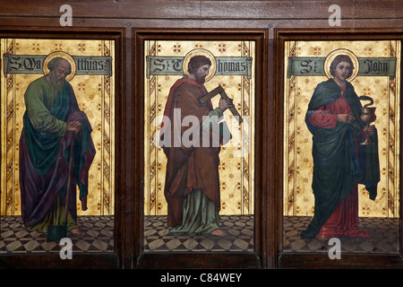 Rood e il pannello dello schermo raffigurante tre biblico santi cristiani in St. James Church di Avebury nel Wiltshire, Inghilterra, Regno Unito Foto Stock