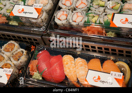 Sushi confezionati in contenitori di plastica, in frigorifero/congelatore Foto Stock