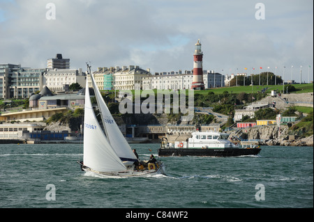 Barca a vela off The Devonshire costa a Plymouth Regno Unito Inghilterra con lo sfondo del famoso Plymouth Hoe Foto Stock