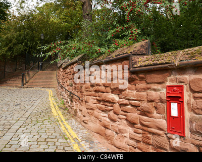 Postbox costruire in stalattite parete in Chester Cheshire Regno Unito Foto Stock