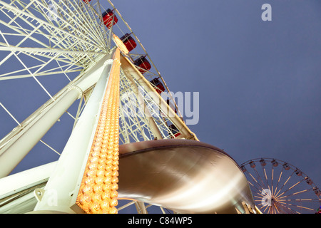 Giostre di notte. Due grandi ferris ruote alla fiera d'oca, Nottingham, Inghilterra, Regno Unito Foto Stock