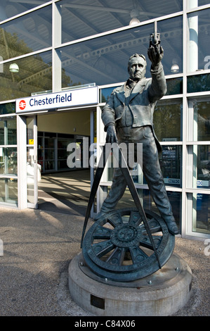 Una statua di bronzo di George Stephenson al di fuori di Chesterfield Stazione ferroviaria REGNO UNITO Foto Stock