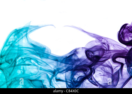 Immagine astratta che mostra alcuni fumo multicolore in bianco indietro Foto Stock