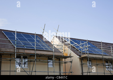 Ponteggio per pannelli solari installati sui tetti di nuova costruzione di case. Inghilterra, Regno Unito, Gran Bretagna Foto Stock