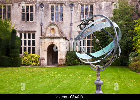 Una meridiana astrolabio o nel giardino di un tipico paese di lingua inglese la Manor di Avebury nel Wiltshire, Inghilterra, Regno Unito Foto Stock