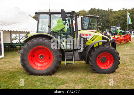 Nuovissimo trattore sul display in Alresford mostrano, Hampshire, Inghilterra, Regno Unito. Foto Stock