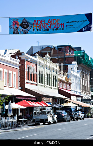 Uffici negozi ristoranti e caffetterie su Rundle Street in Adelaide Australia Meridionale in una bella giornata di sole Foto Stock