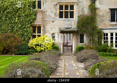 La porta anteriore e la facciata di un inizio XVI secolo English Manor House ad Avebury nel Wiltshire, Inghilterra, Regno Unito Foto Stock