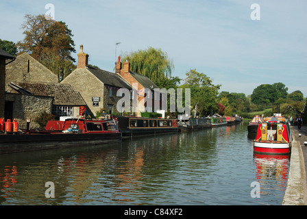 Narrowboats sul Grand Union Canal at Stoke Bruerne Foto Stock