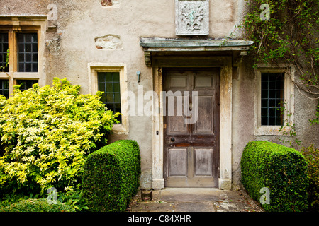 Il legno porta anteriore di un inizio XVI secolo English Manor House ad Avebury nel Wiltshire, Inghilterra, Regno Unito Foto Stock
