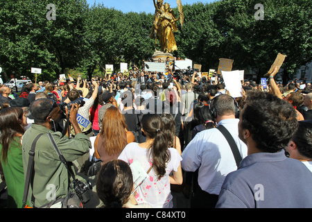 Occupare Wall Street manifestanti, o 99%'ers, raccogliere a 59th Street e Fifth Avenue a New York, prima di dirigervi al UE Foto Stock