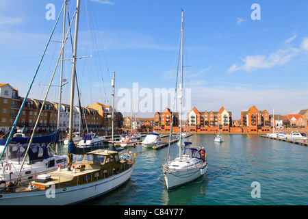 Yacht lasciando Porto sovrano Eastbourne Regno Unito GB Foto Stock