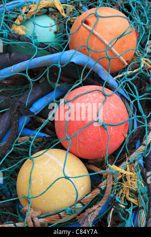 Le reti da pesca e di boe impilati su un dock di Akaroa, Nuova Zelanda Foto Stock