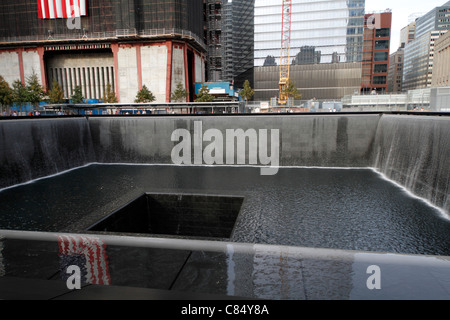 Cascata all'interno della impronta di una delle torri gemelle a 9/11 Memorial nella città di New York Foto Stock