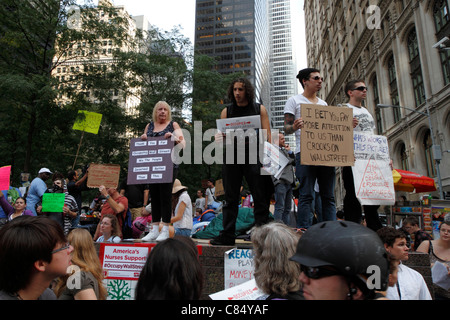 Occupare Wall Street - manifestanti all'interno di Zuccotti Park di New York City Foto Stock