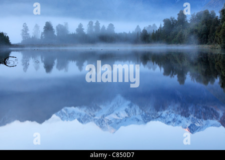 La riflessione di Mt Cook (Aoraki) e Mt Tasman sul lago Matheson vicino ghiacciaio Fox in Nuova Zelanda Foto Stock