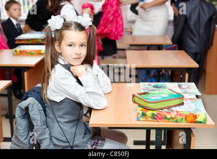 San Pietroburgo, Russia - 1 Settembre 2011: pupilla piccola prima volta in prima classe nella scuola. Foto Stock