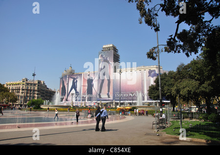 Un cartellone pubblicitario a copertura impalcature, Plaça Catalunya, Barcelona, provincia di Barcelona, Catalogna, Spagna Foto Stock