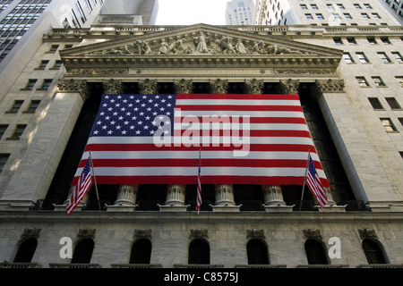 Bandiera americana che copre la facciata del New York Stock Exchange di New York City Foto Stock