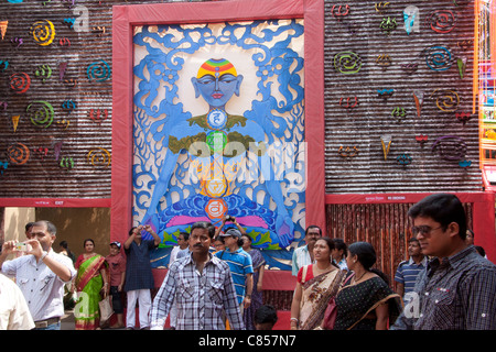 Devoti al Parco Vivekanand Athletic Club Durga Puja pandal in Haridevpur, Kolkata (Calcutta), West Bengal, India. Foto Stock