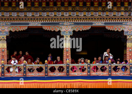 Gli spettatori presso la tribuna guardando Thimphu festival Foto Stock