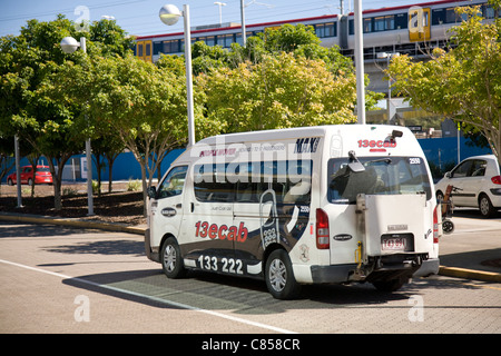 In bianco e nero in taxi dall'aeroporto di Brisbane con il treno in background,l'australia Foto Stock