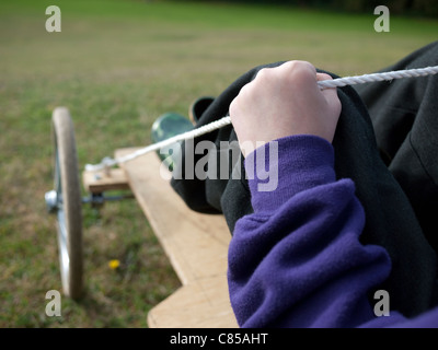 Giovane ragazzo maschio guida carrello in casa go-cart Foto Stock