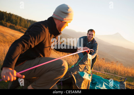 Gli uomini Impostazione della tenda, Hood River, Oregon, Stati Uniti d'America Foto Stock