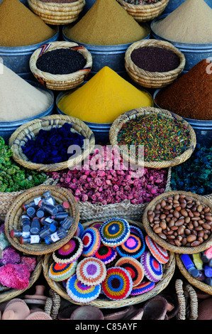 Pressione di stallo di spezie, Place Rahba Kedima, Marrakech, Marocco Foto Stock