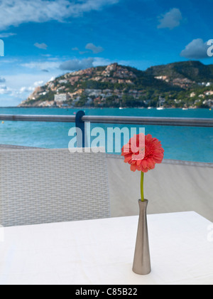 Vacanza Alfresco ristorante tavolo con vista sul mare a Puerto Andratx Maiorca Isole Baleari Spagna Foto Stock