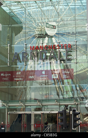 La ruota di Manchester si riflette nel centro commerciale Arndale, Manchester, Inghilterra Foto Stock