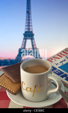 Caffè e biscotti sul tavolo del bar con la Torre Eiffel sullo sfondo Parigi Francia Foto Stock