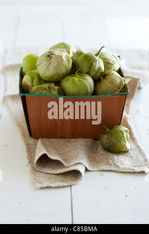 Tomatillos verde in cesto Foto Stock