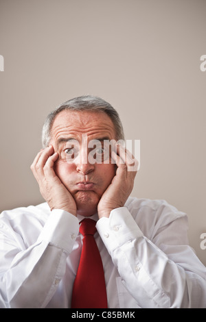 Ritratto di uomo che fa le facce Foto Stock
