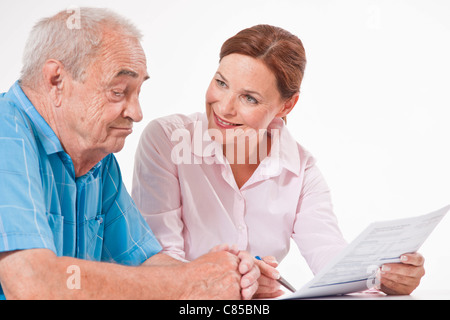 L uomo e la donna a discutere di documenti cartacei Foto Stock