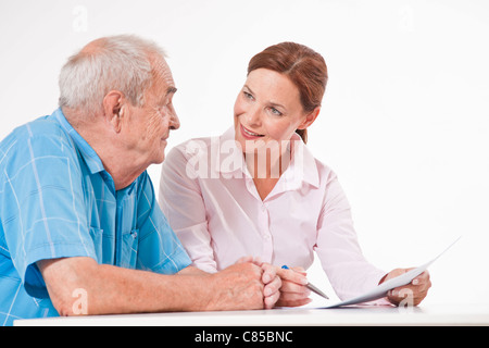 L uomo e la donna a discutere di documenti cartacei Foto Stock