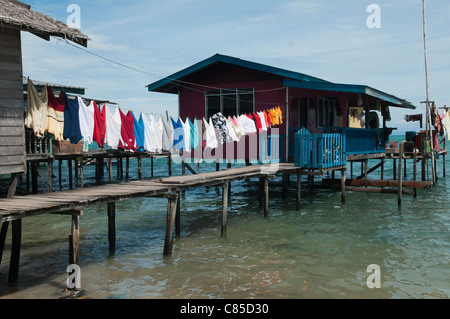 Vestiti appesi per asciugare in mare gypsy villaggio vicino Mabul Isola, Borneo, Malaysia Foto Stock