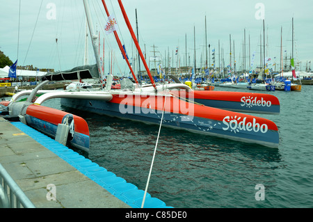 Route du Rhum, trimarano Sodebo, racing, in barca nel porto di St Malo (Brittany, Francia). Foto Stock