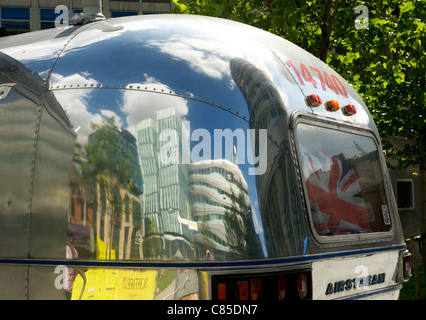 MANCHESTER SPINNINGFIELDS distretto attraverso la riflessione di un'aereiforme CAMPER Foto Stock