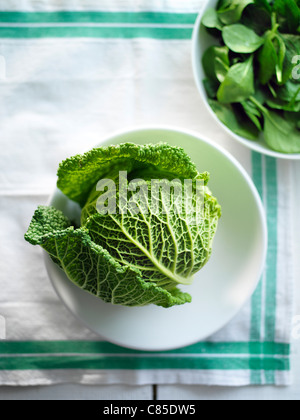 Cavolo verde con ciotola di spinaci Foto Stock