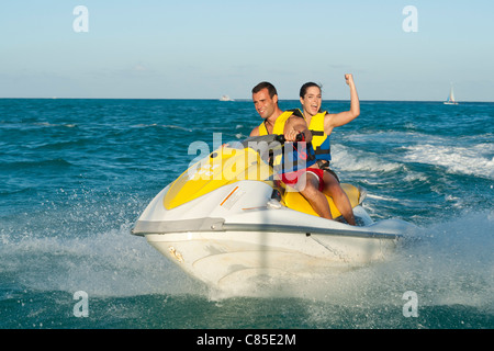 Giovane su natanti ad uso personale Foto Stock