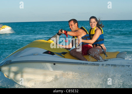 Giovane su natanti ad uso personale Foto Stock