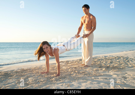 Coppia sulla spiaggia, Reef Playacar Resort e Spa, Playa del Carmen, Messico Foto Stock