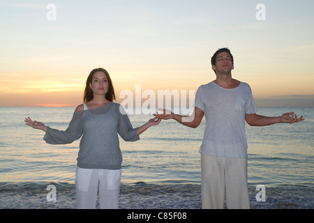 Giovane meditando sulla spiaggia, Reef Playacar Resort e Spa, Playa del Carmen, Messico Foto Stock