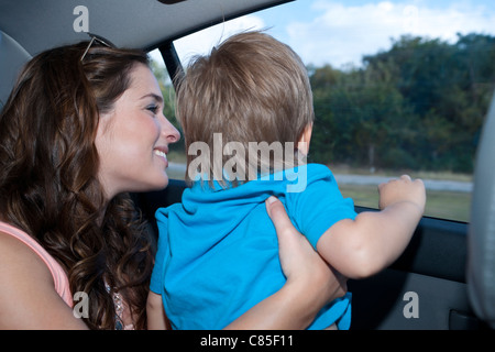 Madre e figlio in auto, Reef Playacar Resort e Spa, Playa del Carmen, Messico Foto Stock