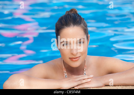 Ritratto di donna in piscina, Reef Playacar Resort e Spa, Playa del Carmen, Messico Foto Stock