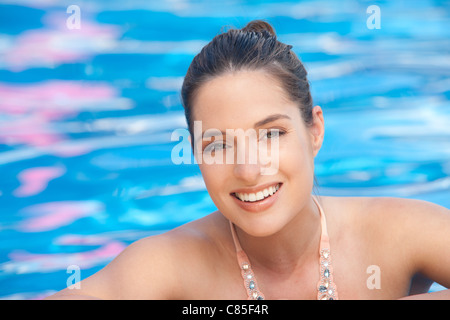 Ritratto di donna in piscina, Reef Playacar Resort e Spa, Playa del Carmen, Messico Foto Stock