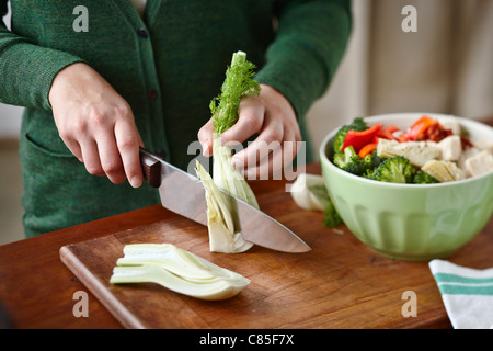 Donna tritare verdure Foto Stock