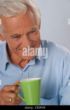 Uomo di bere il caffè Foto Stock