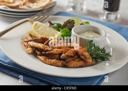 Devilled bianchetti sulla piastra con Melba toast Foto Stock